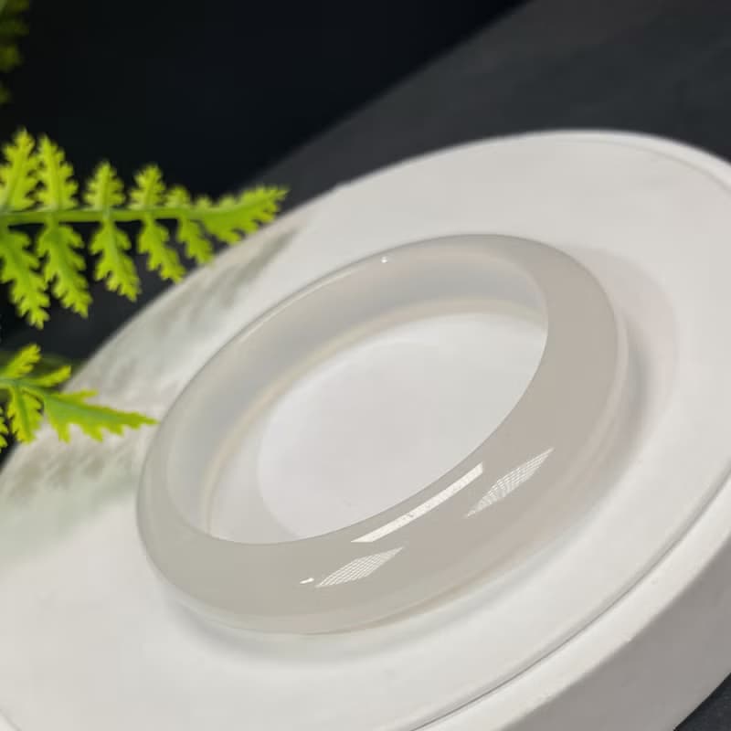 精品 白色瑪瑙手鐲 60MM 冰潤起剛乾淨龍鱗紋玉髓手環 精神平和