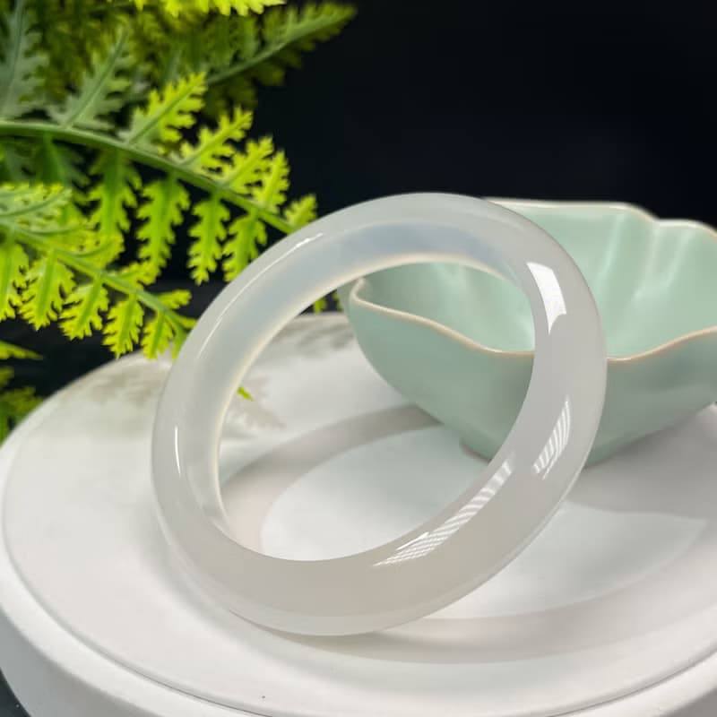 精品 白色瑪瑙手鐲 60MM 冰潤起剛乾淨龍鱗紋玉髓手環 精神平和