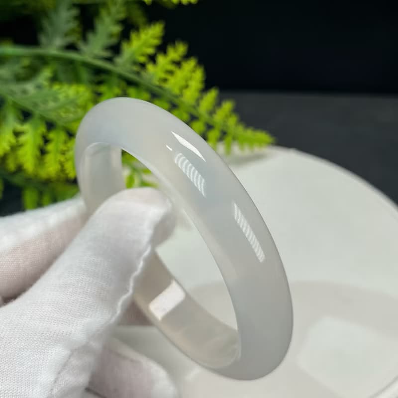 精品 白色瑪瑙手鐲 60MM 冰潤起剛乾淨龍鱗紋玉髓手環 精神平和