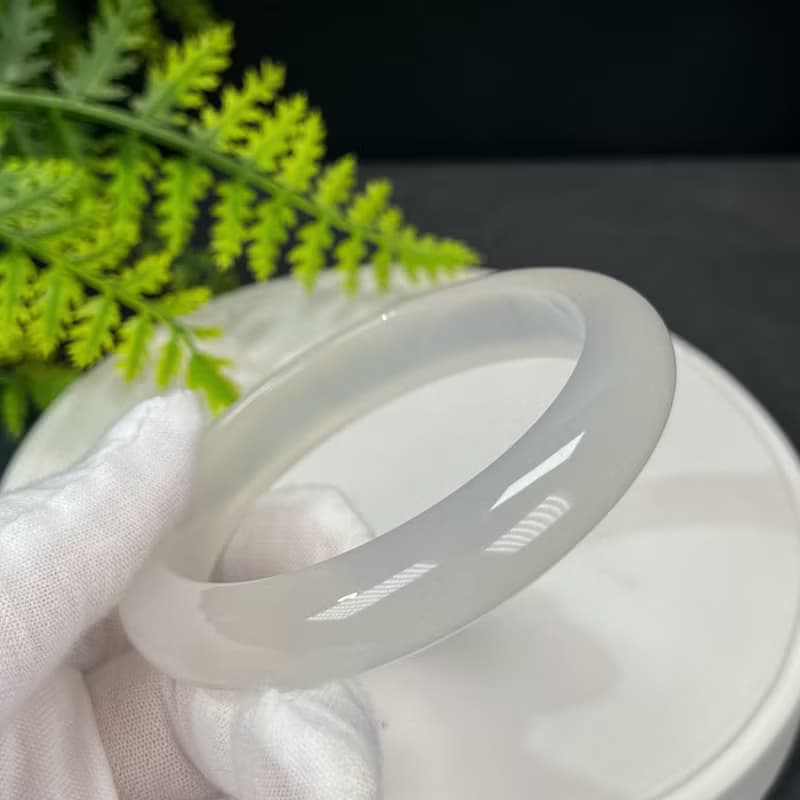 精品 白色瑪瑙手鐲 60MM 冰潤起剛乾淨龍鱗紋玉髓手環 精神平和