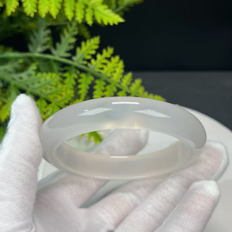 精品 白色瑪瑙手鐲 60MM 冰潤起剛乾淨龍鱗紋玉髓手環 精神平和