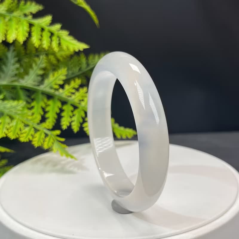 精品 白色瑪瑙手鐲 60MM 冰潤起剛乾淨龍鱗紋玉髓手環 精神平和