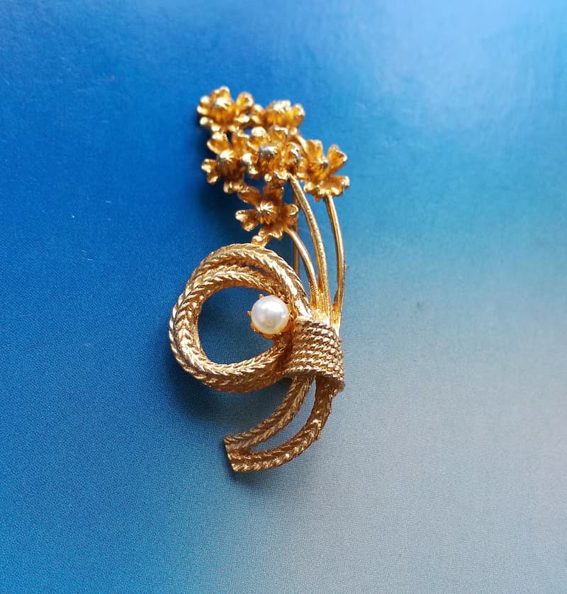 Vintage Jewelry 西洋古董飾品 立體 優雅仿珠小花束 別針