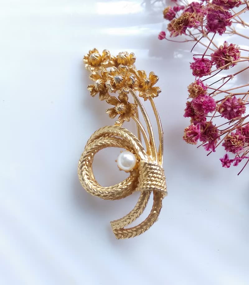 Vintage Jewelry 西洋古董飾品 立體 優雅仿珠小花束 別針