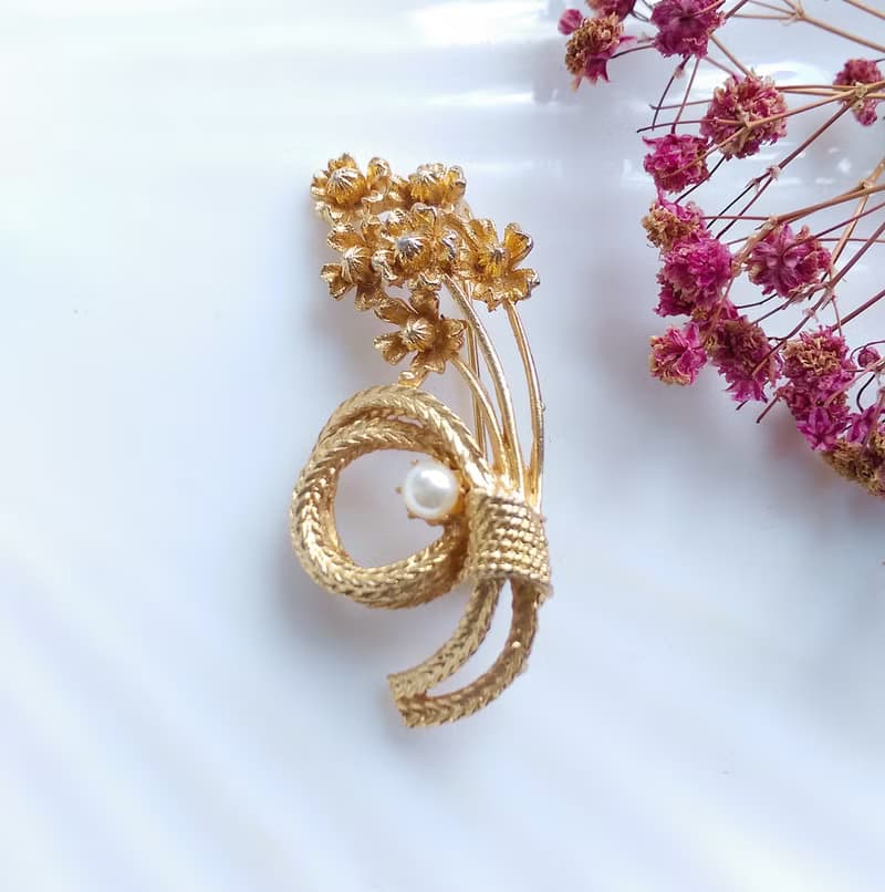 Vintage Jewelry 西洋古董飾品 立體 優雅仿珠小花束 別針