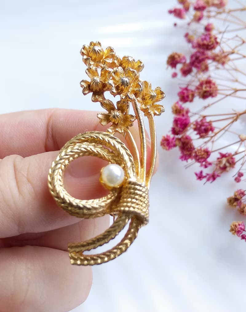 Vintage Jewelry 西洋古董飾品 立體 優雅仿珠小花束 別針