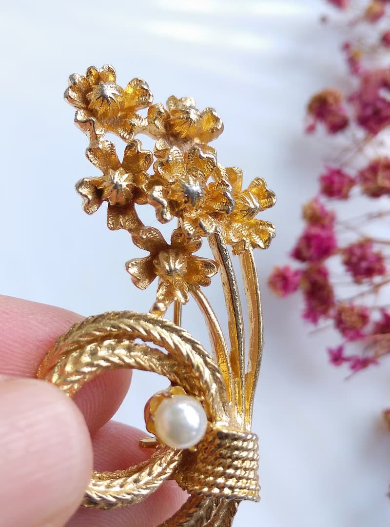 Vintage Jewelry 西洋古董飾品 立體 優雅仿珠小花束 別針