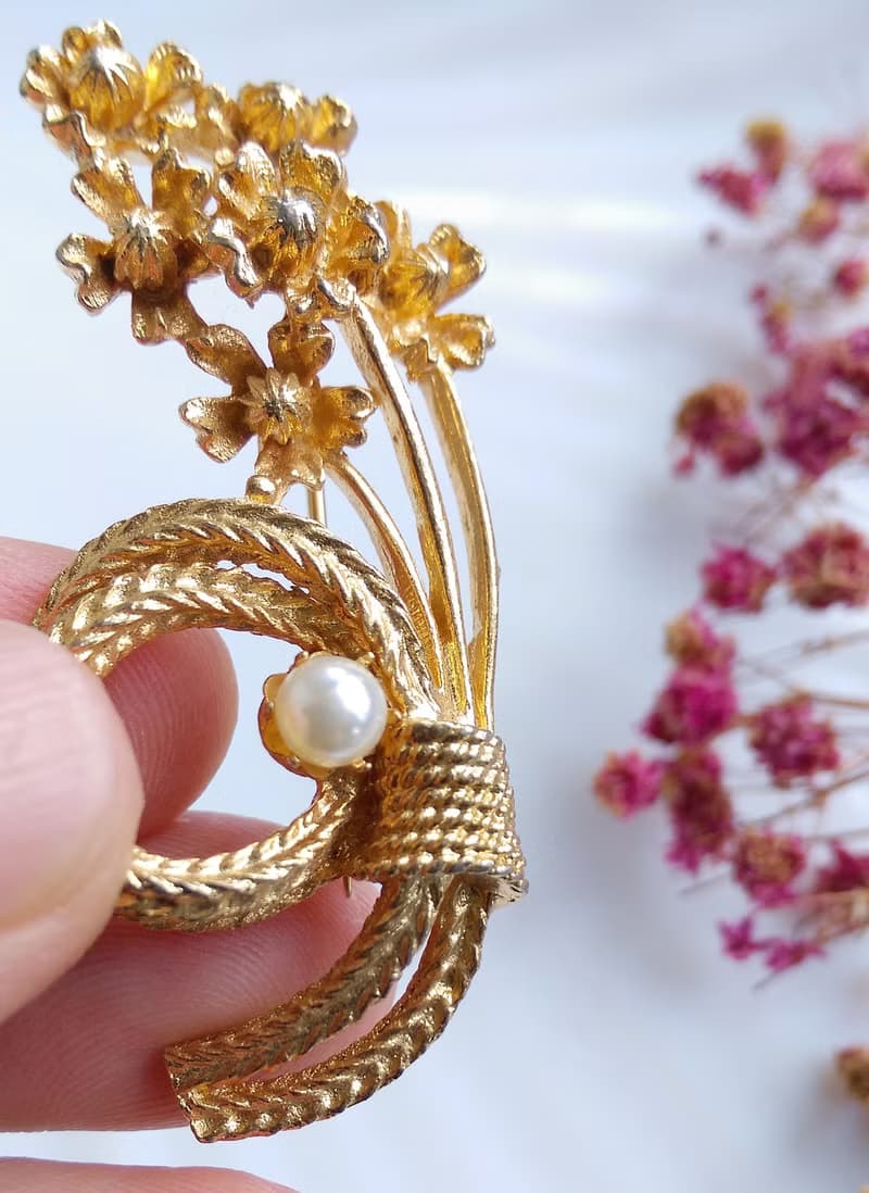 Vintage Jewelry 西洋古董飾品 立體 優雅仿珠小花束 別針