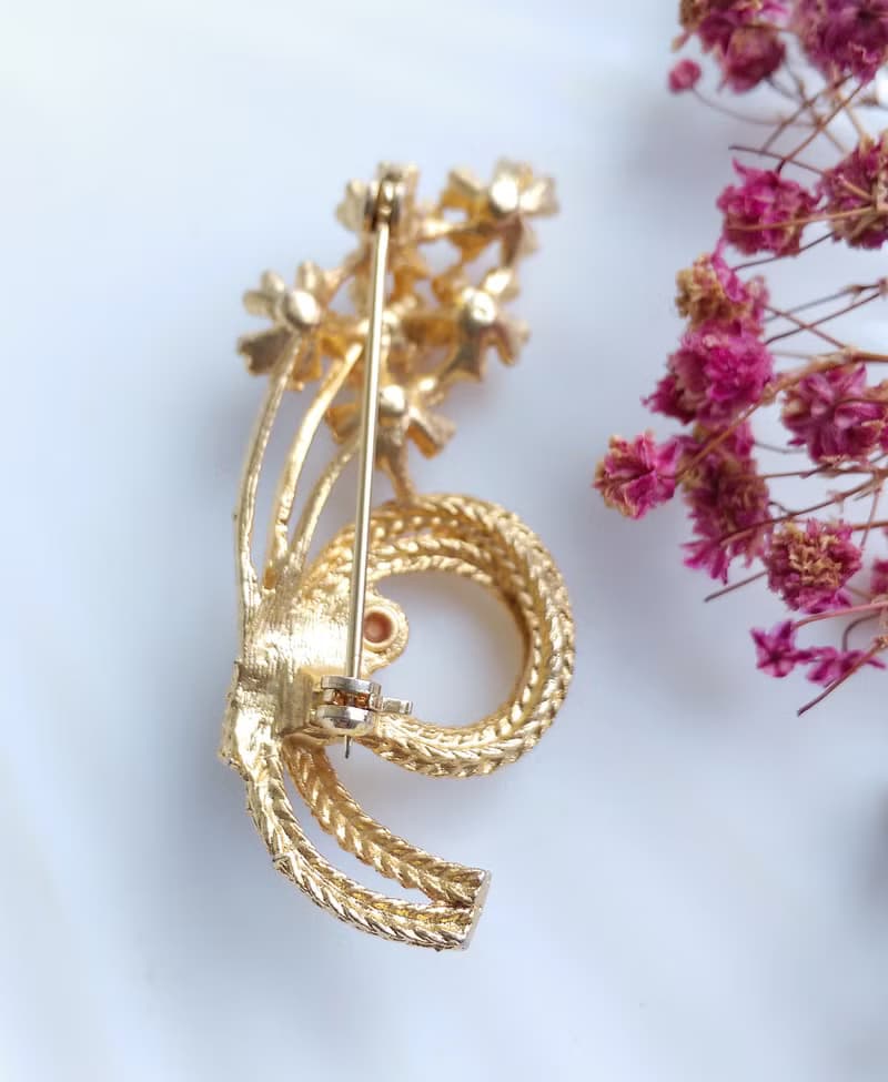 Vintage Jewelry 西洋古董飾品 立體 優雅仿珠小花束 別針