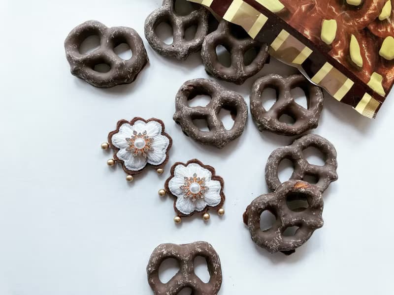 刺繍アクセサリー　ピアスorイヤリング　- Frill - chocolate brown