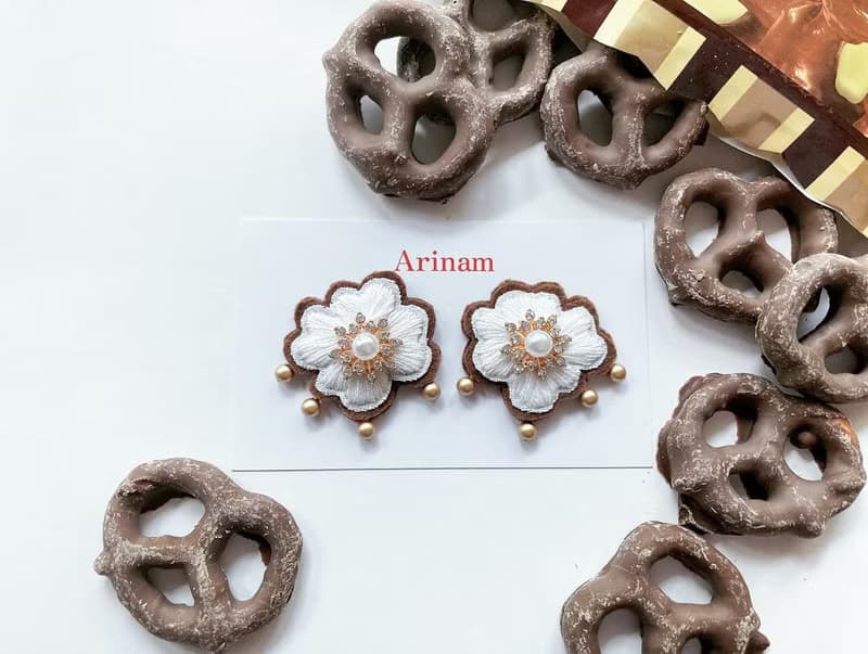刺繍アクセサリー　ピアスorイヤリング　- Frill - chocolate brown