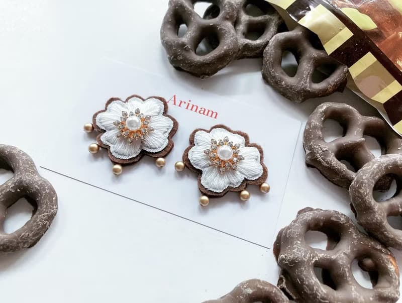 刺繍アクセサリー　ピアスorイヤリング　- Frill - chocolate brown