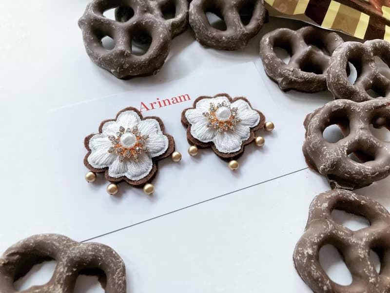 刺繍アクセサリー　ピアスorイヤリング　- Frill - chocolate brown