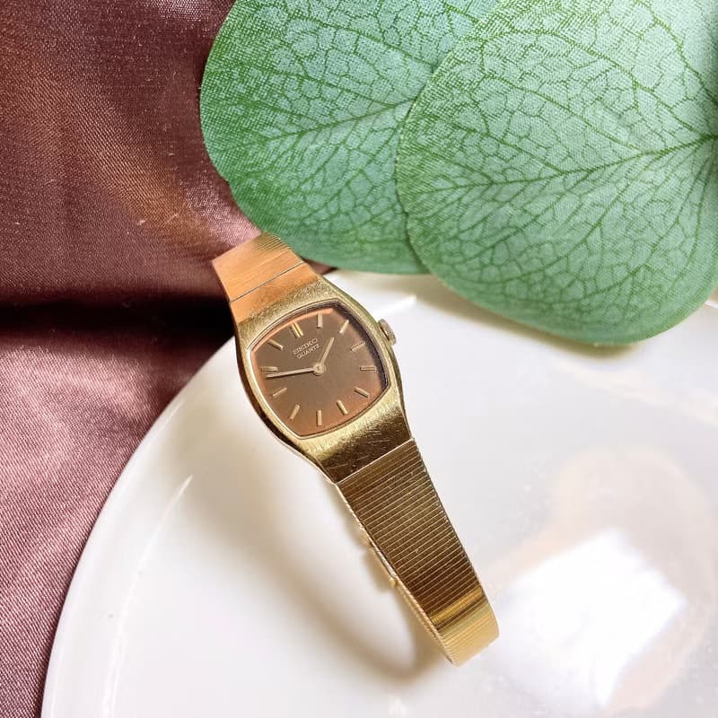【西洋古董飾品】精美款 精工錶SEIKO 新電池石英咖啡古董手錶 女