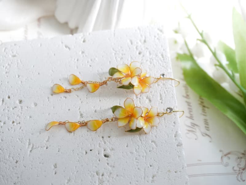 【雞蛋花耳飾】手工原創耳飾銅線樹脂 優雅 耳環/耳夾飾品禮物
