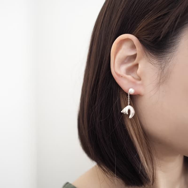 風船と旅する脱力猫ピアス 片耳