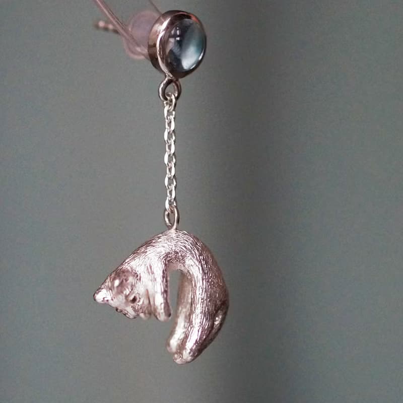 風船と旅する脱力猫ピアス 片耳