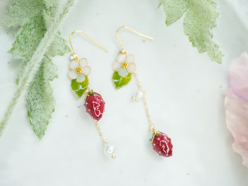 【紅色草莓耳飾】手工原創耳飾銅線樹脂 優雅 耳環/耳夾飾品