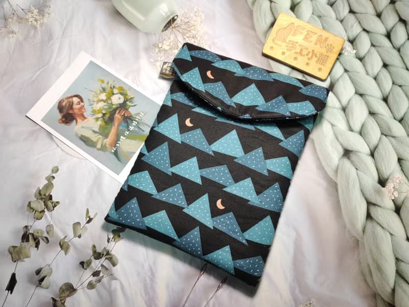 袋物系列-美國限量棉布悠深森林山丘款-7.8吋電子書保護套-收納袋