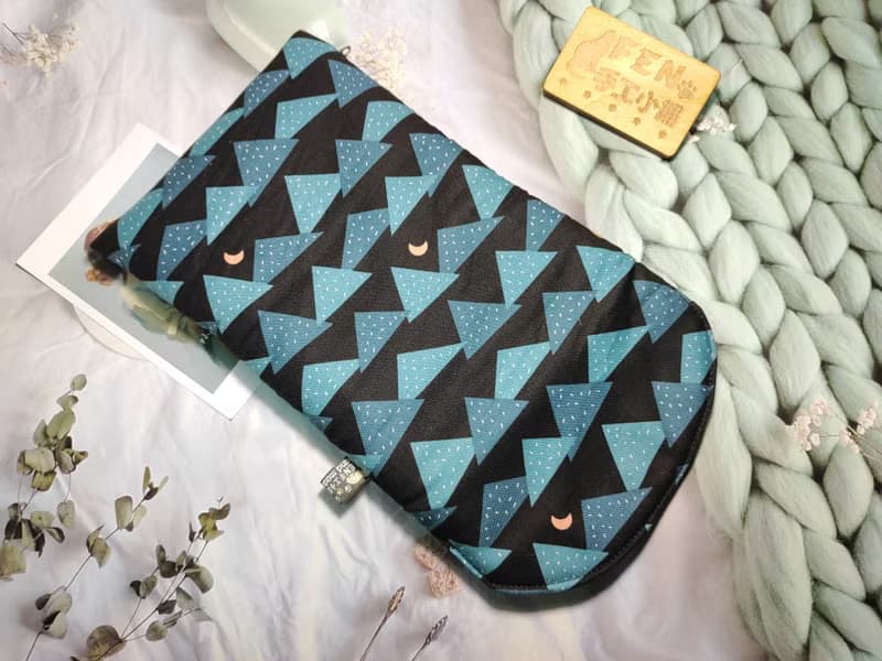 袋物系列-美國限量棉布悠深森林山丘款-7.8吋電子書保護套-收納袋