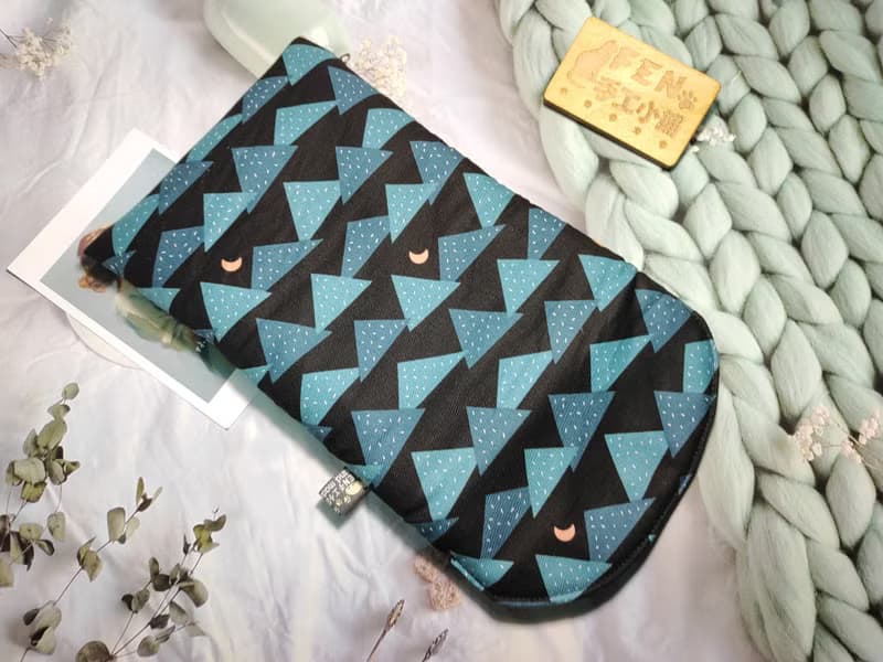 袋物系列-美國限量棉布悠深森林山丘款-7.8吋電子書保護套-收納袋