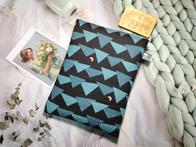 袋物系列-美國限量棉布悠深森林山丘款-7.8吋電子書保護套-收納袋