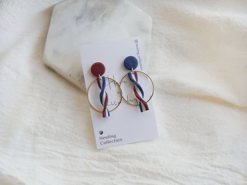 療癒收藏室 | 優雅的慶典 法式紅白藍旋轉緞帶圓圈手工軟陶耳環