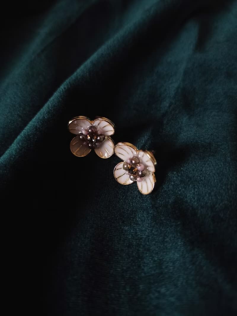 四瓣白花耳環