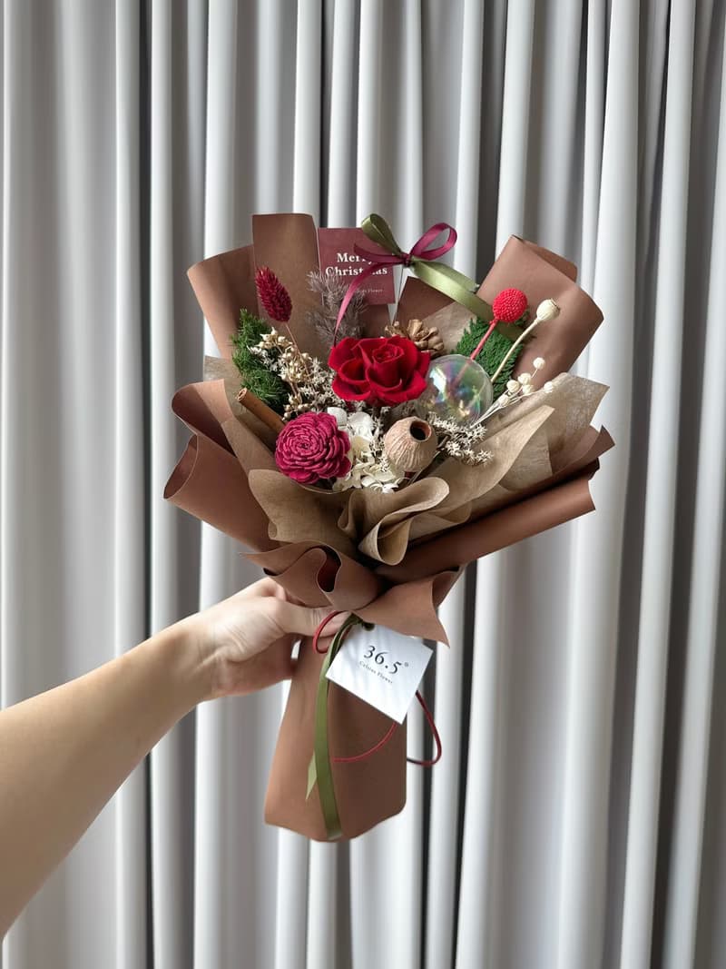 聖誕花束 繽紛紅玫瑰/銀雪白玫瑰