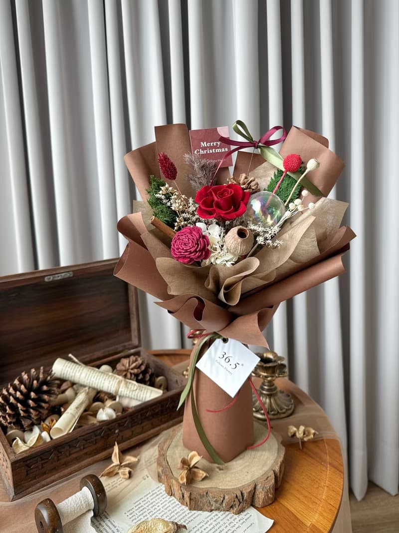 聖誕花束 繽紛紅玫瑰/銀雪白玫瑰
