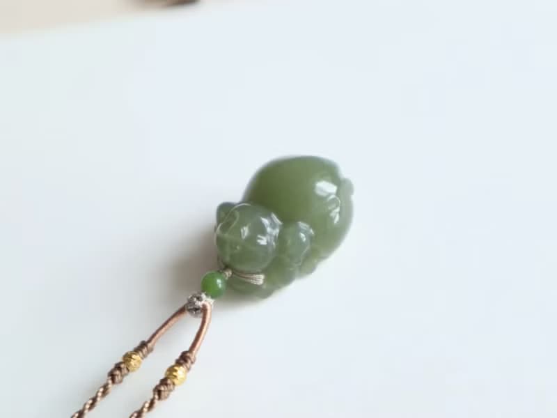 天然和田玉發財豬吊墜冰底湖水綠精工雕刻招財豬諸事皆順生肖豬