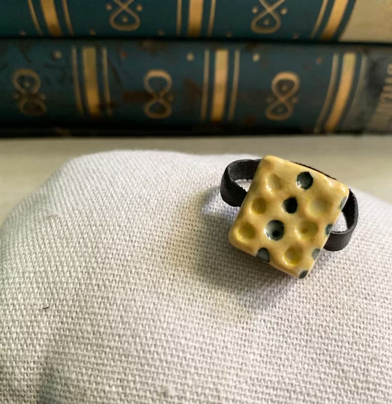 戒指 日本白瓷 自然釉色 無限看不膩色調 真皮革 藝術等級