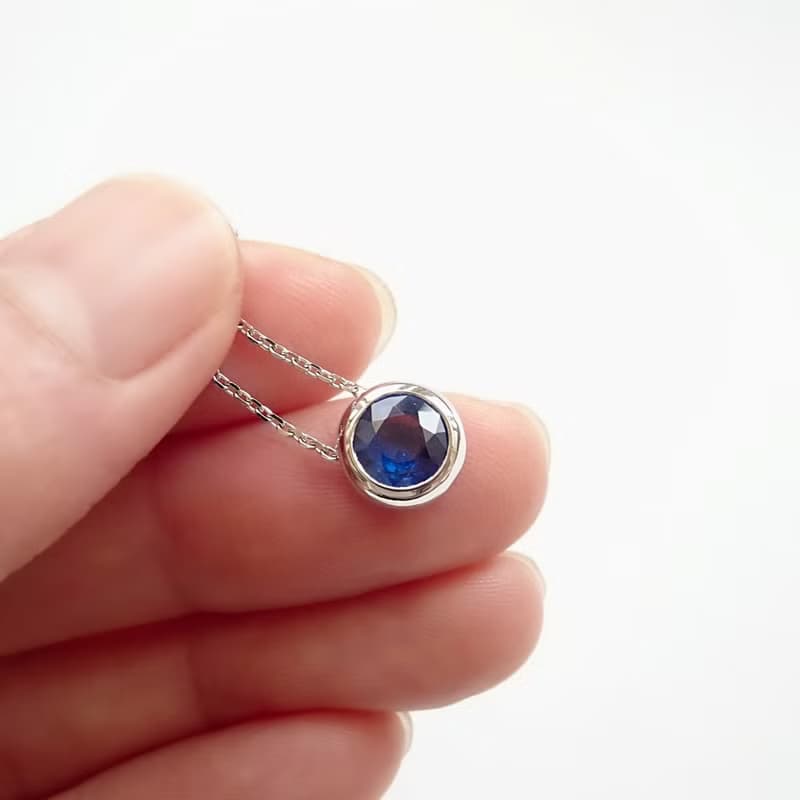 限量現貨 - 天然藍寶大顆包鑲 1.04 ct 18K 白項鍊 | 鍊子可單戴
