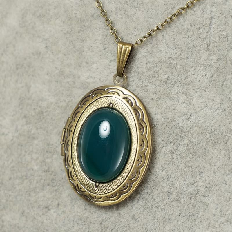 Green Agate Stone Bronze Oval Photo Locket Pendant Necklace Woman Jewelry Gift