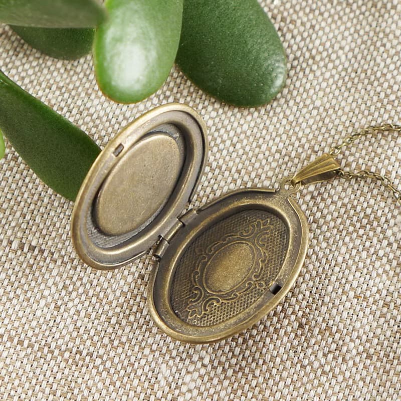 Green Agate Stone Bronze Oval Photo Locket Pendant Necklace Woman Jewelry Gift