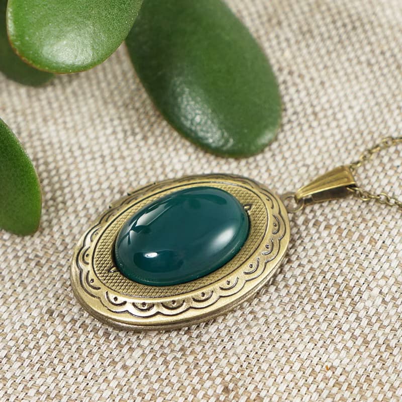 Green Agate Stone Bronze Oval Photo Locket Pendant Necklace Woman Jewelry Gift