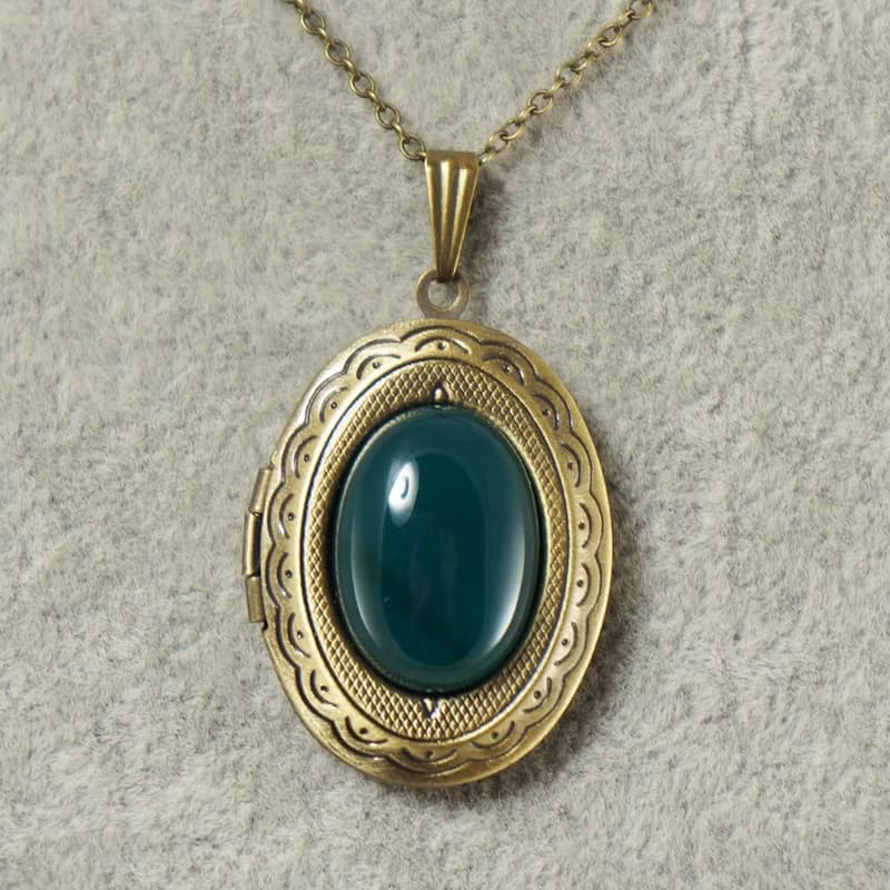 Green Agate Stone Bronze Oval Photo Locket Pendant Necklace Woman Jewelry Gift