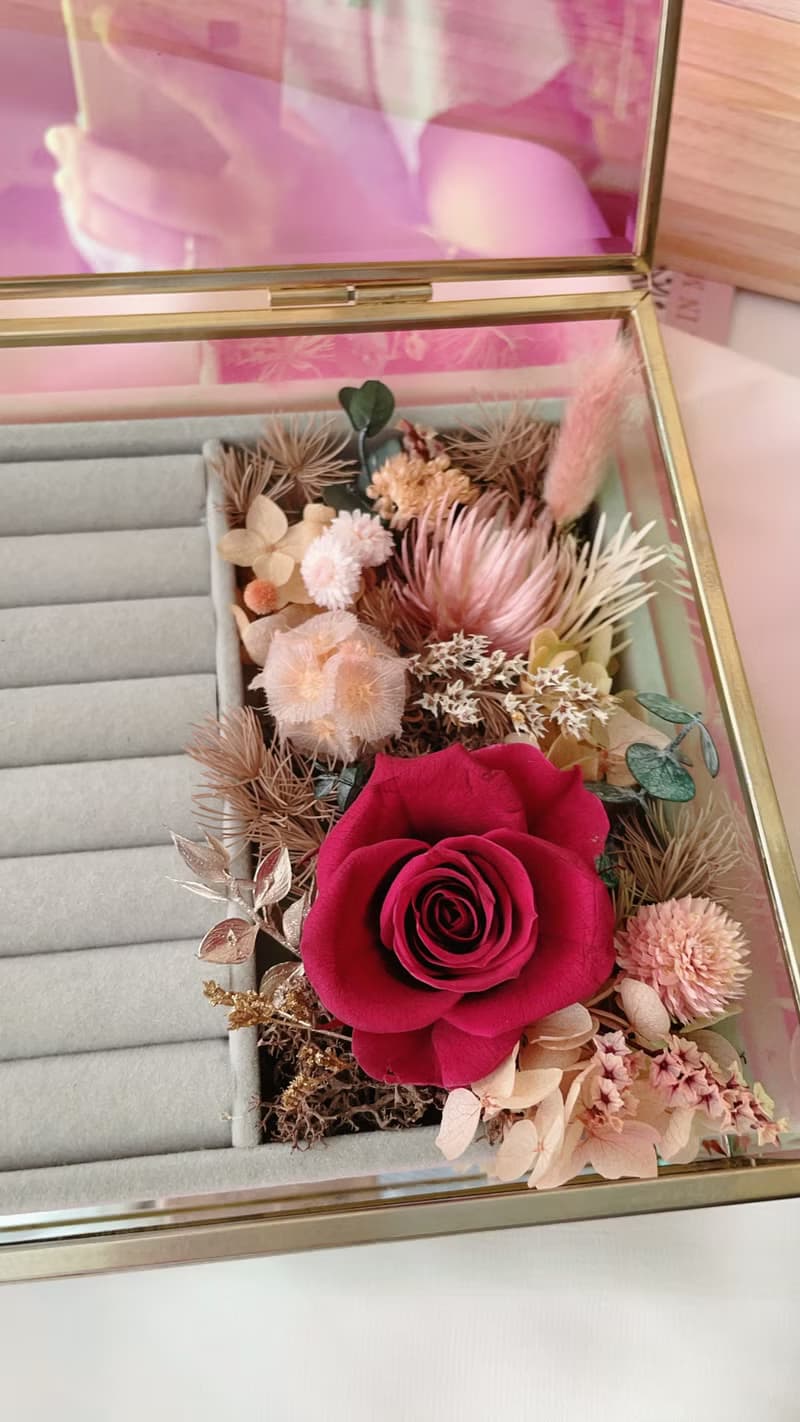 Miss。花謎  極光珠寶花盒 限量附贈永生花香水