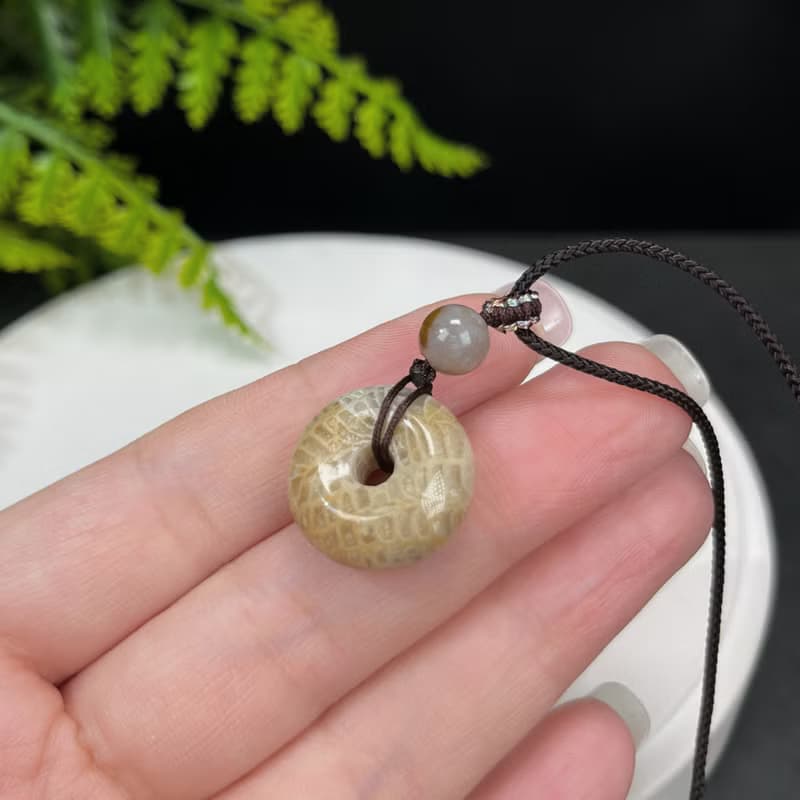 天然小平安扣珊瑚玉吊墜米白冰潤玉化萬花筒菊花玉項錬富貴迷人