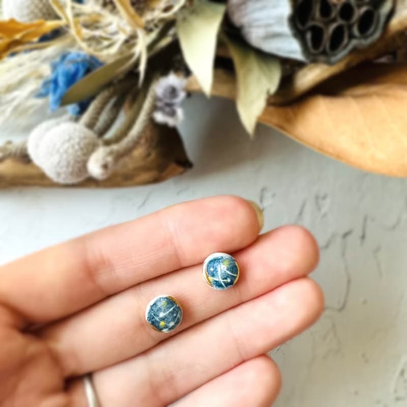 【再販】ネイビー ヨーヨー 金継ぎ 陶器 ピアス ノンホールピアス イヤリング 紺 お祭り 夏 夏祭り 祭り 水風船 和 小ぶり 小さい シンプル ギフト