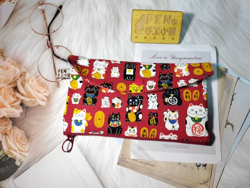 日本薄棉布款紅底招財貓拉鍊布紅包袋-下方拉鍊紅包袋-手作布紅包