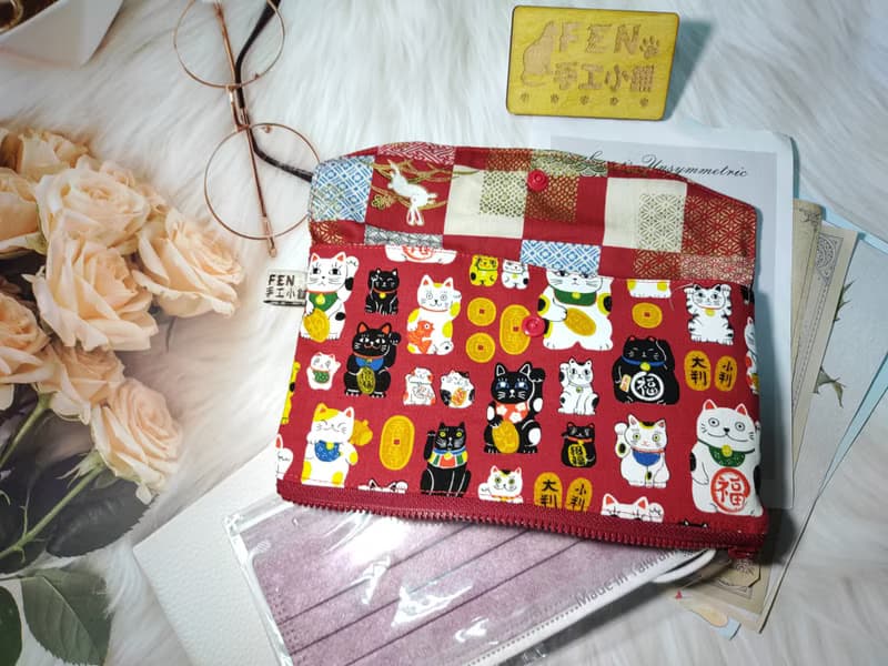 日本薄棉布款紅底招財貓拉鍊布紅包袋-下方拉鍊紅包袋-手作布紅包