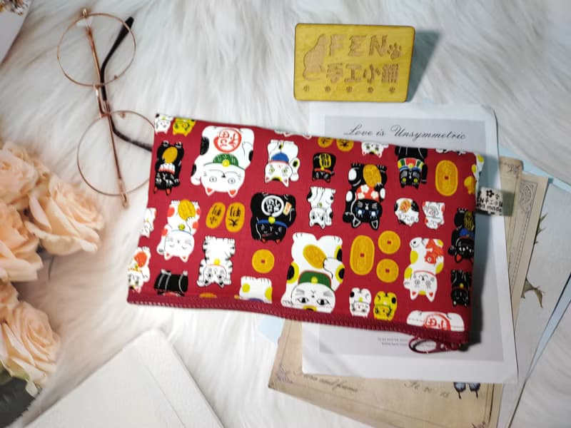 日本薄棉布款紅底招財貓拉鍊布紅包袋-下方拉鍊紅包袋-手作布紅包