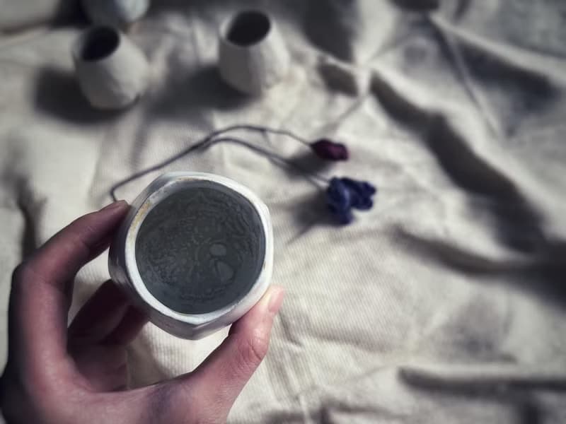 桌上的白陶糖霜 / 漂浮奶油鬱金香小茶杯 - M 號