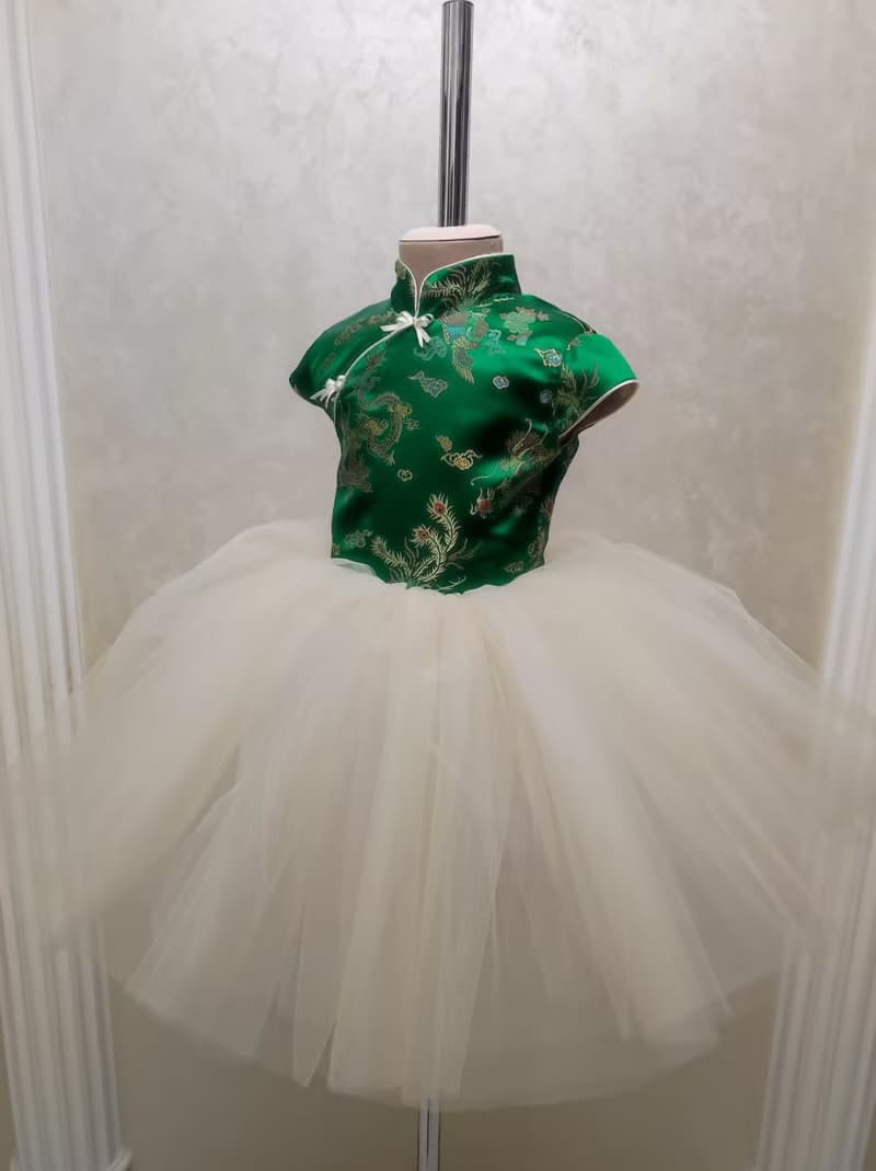 小童綠色和服緞面洋裝 象牙色裙子
