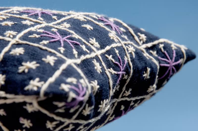 手縫純棉布側背包/刺繡斜背包/刺繡肩背包/indigo手縫藍染包-花朵