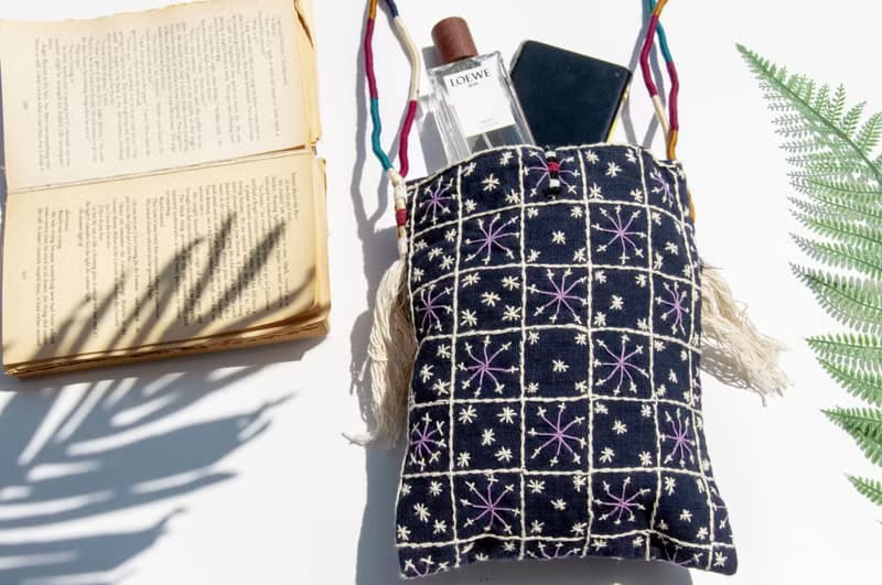 手縫純棉布側背包/刺繡斜背包/刺繡肩背包/indigo手縫藍染包-花朵