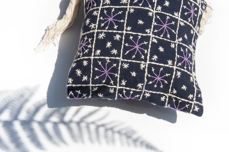 手縫純棉布側背包/刺繡斜背包/刺繡肩背包/indigo手縫藍染包-花朵