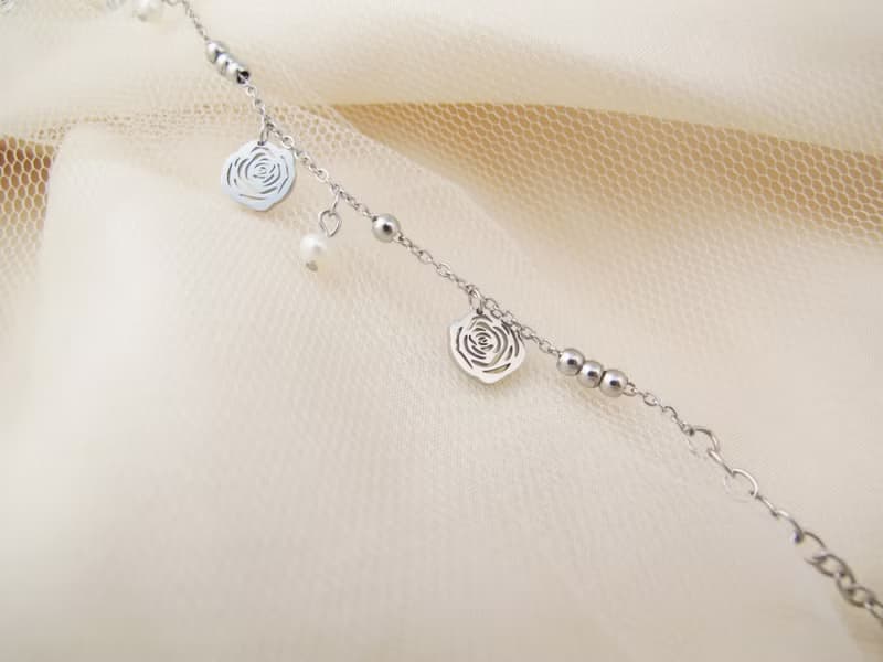 【玫影輕舞】玫瑰鏤空吊飾手鍊 | 優雅綻放 - 愛意流轉