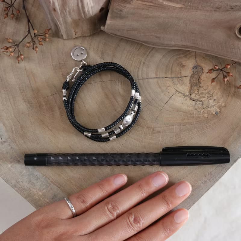 三圈手工編織蠟線手鍊搭配珠和吊飾泰銀 純銀笑臉手鍊 泰國手作